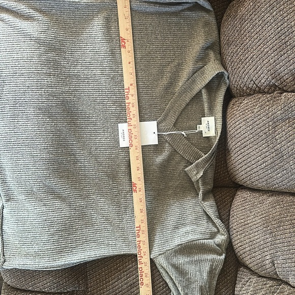 Gray Ribbed V-Neck Sweater - Picture 3 of 4